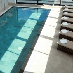 Carrelage piscine effet pierre naturelle QUARTZ GOLD 30.5x61.4.5 cm - 1.128 m² 